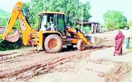 लीला साहू की पुकार पर राहुल का निजी खर्च से सड़क निर्माण, डबल इंजन सरकार को दिया करारा जवाब