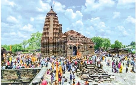 उदयपुर मंदिर में सुबह से शाम तक 300 कांवड़ियों ने किया जलाभिषेक.