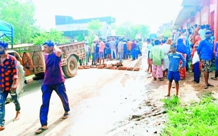 बेलगाम ट्रैक्टर ने 15 वर्षीय बालिका को कुचला, मौके पर मौत; आक्रोशित ग्रामीणों ने शव रखकर किया चक्काजाम