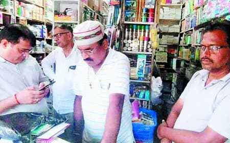 रीवा में आजाद बुक डिपो पर शिक्षा विभाग की छापेमारी, संदिग्ध एनसीईआरटी किताबें जब्त