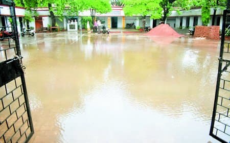 पीएम श्री स्कूल योजना के नाम पर छलावा: सतना के स्कूलों में जर्जर भवन, टपकती छतें और मासूमों की जान पर मंडराता खतरा
