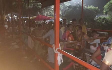 उत्तर प्रदेश... बाराबंकी के मंदिर में फैला करंट, मची भगदड़