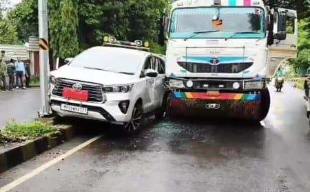 बाल-बाल बचीं झाबुआ कलेक्टर... गाड़ी को डंपर ने मारी टक्कर 