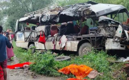 झारखंड में बस-ट्रक की भिड़ंत, 18 कांवड़ियों की मौत