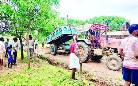 जल जीवन मिशन की लापरवाही से सीधी में ट्रैक्टर पलटा, ग्रामीणों ने 10 घंटे किया धरना, सड़क मरम्मत और दोषियों पर कार्रवाई की मांग