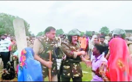 सिंगरौली के तेंदुआ गांव में कोयला कंपनी के लिए जमीन खाली कराने पहुंचे प्रशासन का ग्रामीणों ने किया जबरदस्त विरोध, मुआवजे की मांग पर अड़े