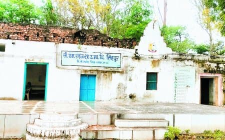 जर्जर भवन, गिरता प्लास्टर और शिक्षकों की कमी: हादसे के मुहाने पर सीएम राइज स्कूल, बच्चों की जान खतरे में