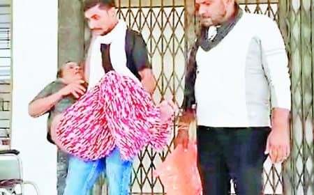 सरकारी कागज़ों में मां को मरा घोषित किया गया, बेटा गोद में उठाकर कलेक्ट्रेट पहुंचा – बोला 'साहब, मेरी मां को फिर से ज़िंदा कर दो'