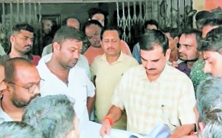 रीवा में विद्युत विभाग के आउटसोर्स कर्मचारियों का फूटा गुस्सा: एसई और सीई कार्यालय का घेराव, नौकरी से निकाले गए साथियों की बहाली की मांग