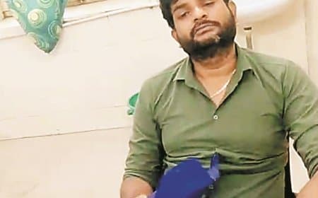 मेडिकल फिटनेस सर्टिफिकेट के बदले डॉक्टर ने मांगी चढ़ोत्री, मरीज से अभद्रता कर चेम्बर से धक्का मारकर निकाला — जिला अस्पताल और निजी नर्सिंग होम में गूंजा विरोध