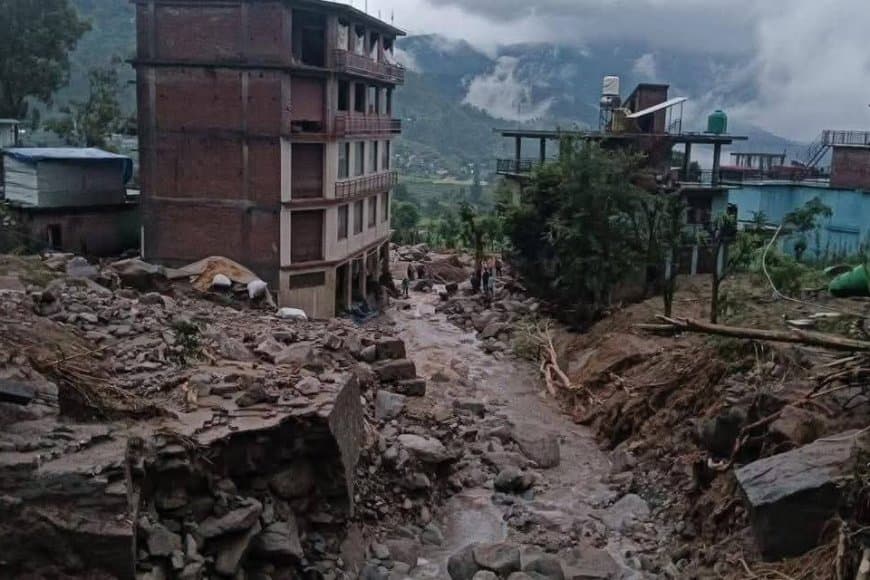 हिमाचल के मंडी फटा बादल, तीन की मौत, 30 लोग लापता