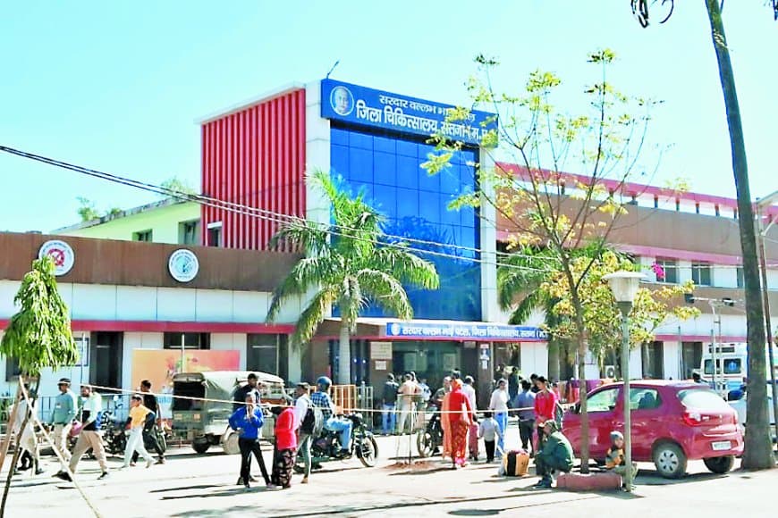 कैसे मिले इलाज: जिला चिकित्सालय में चिकित्सकों का टोटा, चाहिए 55 तो तैनाती केवल 19 की ही