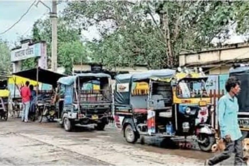 रेलिंग के किनारे रोज बढ़ रहा अतिक्रमण
