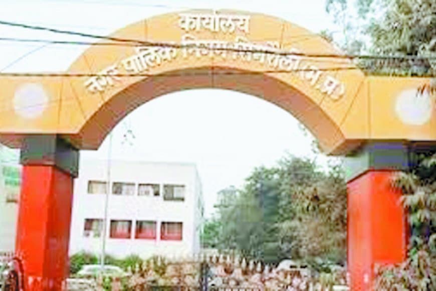 विकास की जमीनी हकीकत देखना है तो यहां की सड़कों पर निकलिए, हर तरफ दिखेंगे गड्ढे ही गड्ढे