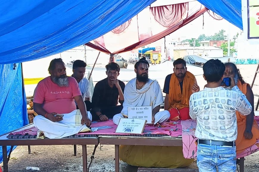 छतरपुर कलेक्टर की नाक के नीचे साधुओं का आमरण अनशन