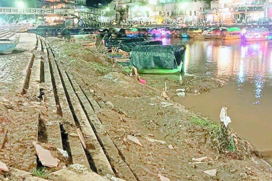 घाट में पड़ी सैकड़ों ट्राली मिट्टी को हटाने के लिए बाढ़ का प्रतीक्षा कर रहे अधिकारी
