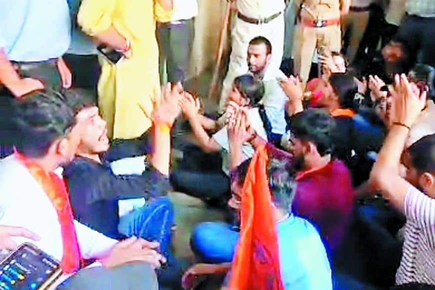 डॉक्टर को बर्खास्त करने एबीव्हीपी ने किया प्रदर्शन