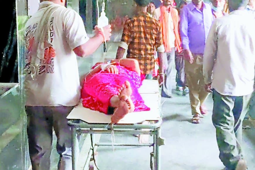 हाथ में सलाइन की बॉटल थामे अकेले स्ट्रेचर ले जाने को परिजन मजबूर