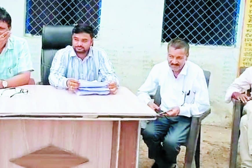 सचिव की आईडी से ऑनलाइन दुकान संचालक ने काटे राशन पर्ची से नाम, जिंदा लोगों को किया मृत