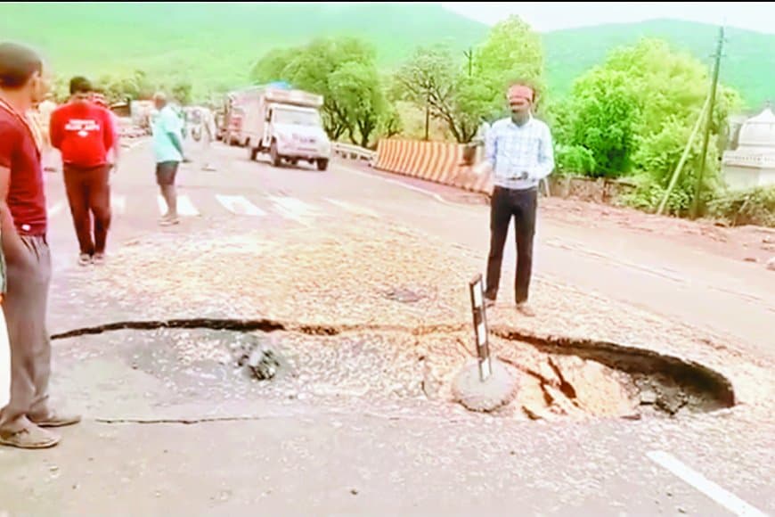 पहली बारिश में धंस गया बघवार का नवनिर्मित पुल