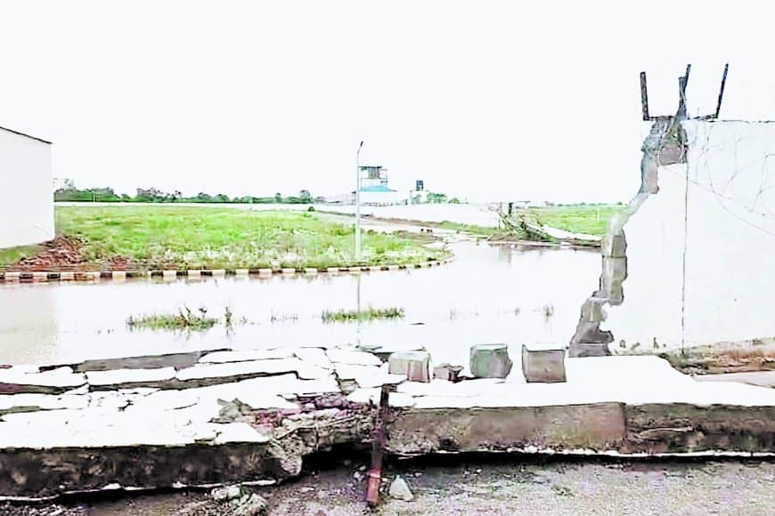 एयरपोर्ट की बाउंड्री धड़ाम, इंजीनियरिंग में गड़बड़ी या कुछ और..., उठ रहे सवाल