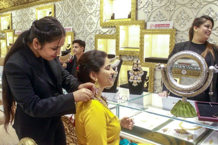 सोना-चांदी के कम हुए दाम, पीली धातु की कीमत 300 रुपए से ज्यादा गिरी
