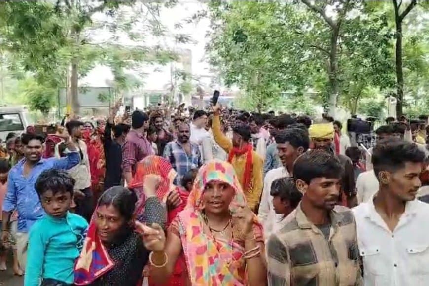 8 ट्रैक्टर ट्रालियों से पहुंची महिलाएं बच्चे और पुरुष, कलेक्ट्रेट में उमडा हुजूम