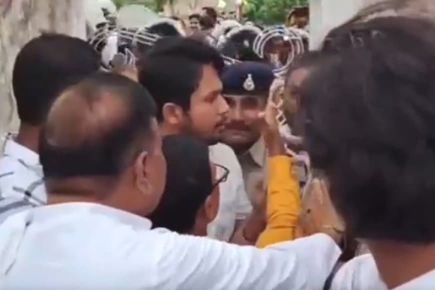 अबे! मैं विधायक हूं...तूने मेरा हाथ कैसे पकड़ लिया...