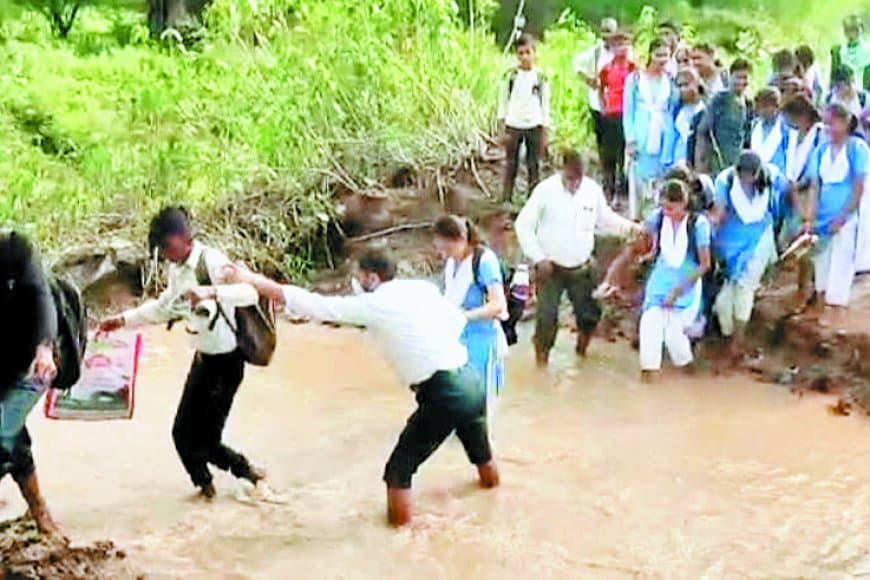 जान जोखिम में डालकर विद्यालय जा रहे बच्चे, प्रशासन बेखबर