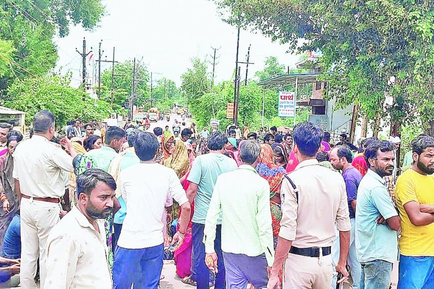 हथेली पर पुलिस कर्मी का नाम लिख फांसी पर झूला नप कर्मी