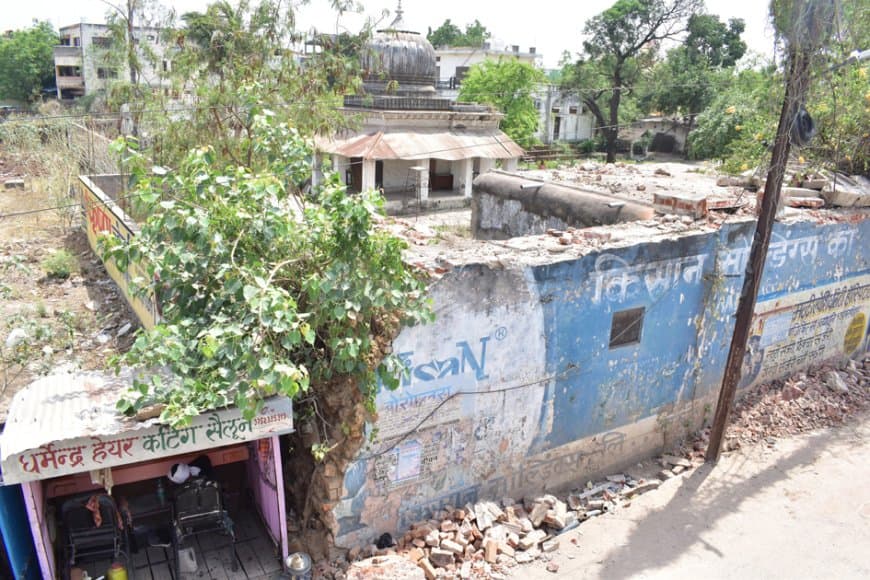 बेची जा रही दान की गई मंदिर की जमीन, शिवभक्तों में आक्रोश
