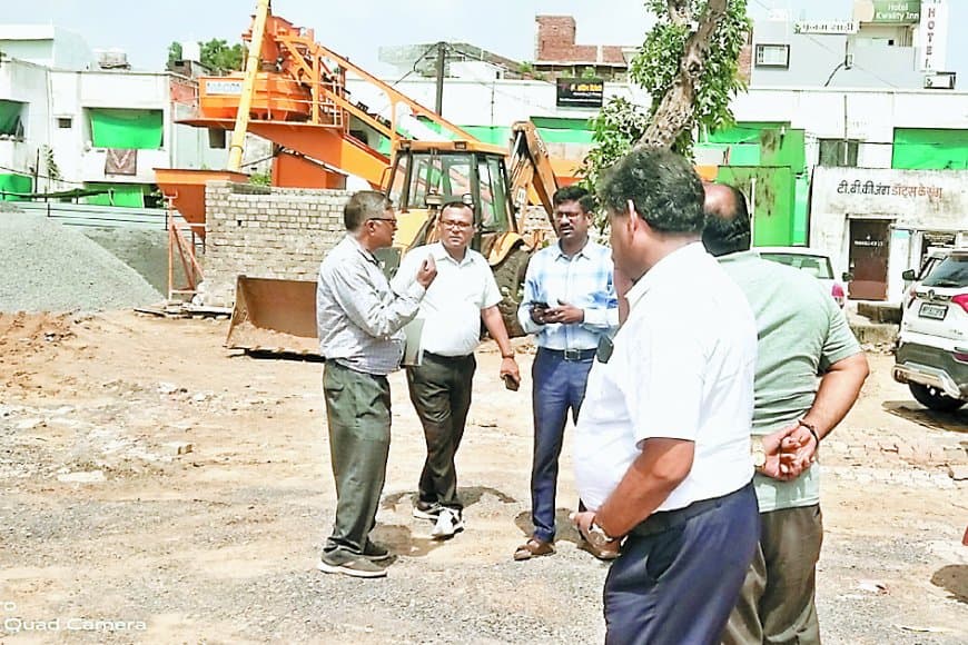 निरीक्षण : आरकेएस कर्मियों के साथ पार्किंग ठेके दार को कलेक्टर की फटकार