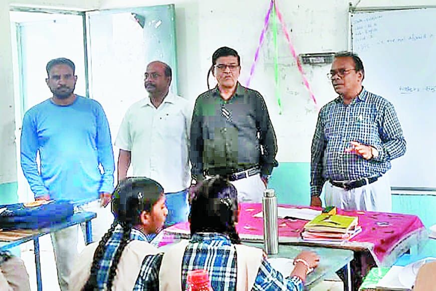 गजब है...डीईओ को स्कूल में नदारद मिले छात्र, शिक्षक ने कहा- रोपा लगाने गए हैं