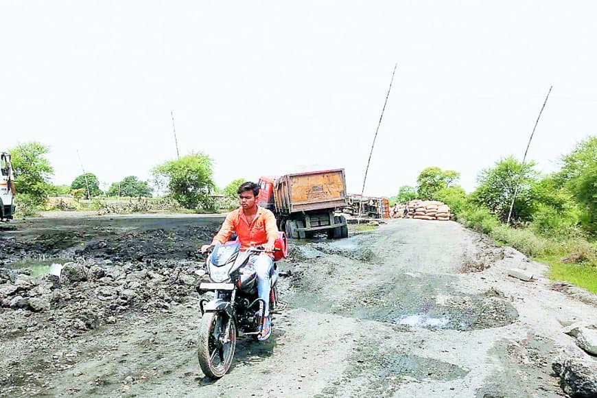 दशकों से पदस्थ एमपीआरडीसी का सहायक प्रबंधक घटिया निर्माण कार्य को दे रहा बढ़ावा, सिंगरौली-सीधी फोरलेन और परसौना मार्ग बना दुर्घटनाओं का कारण