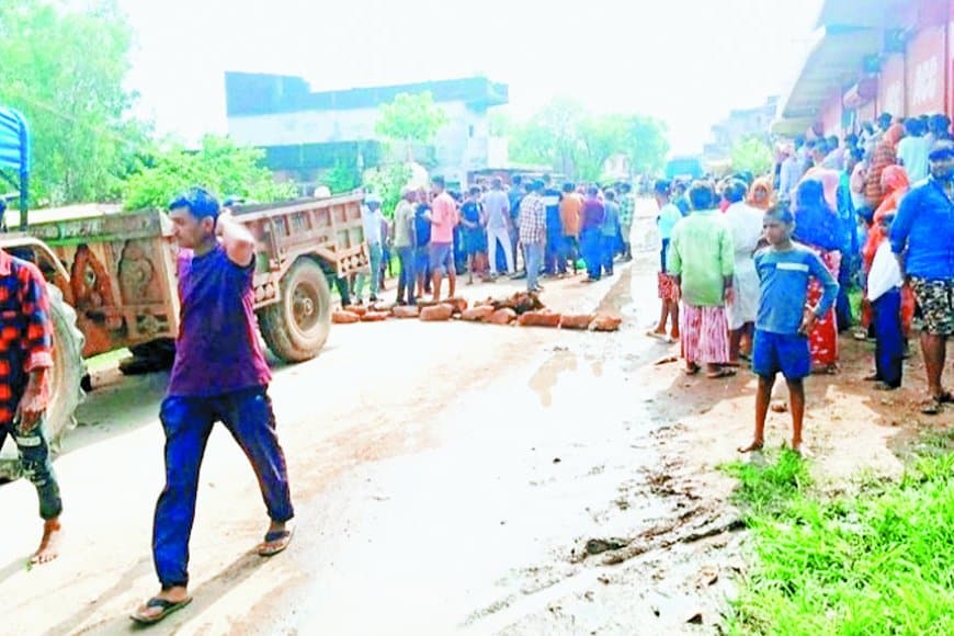 बेलगाम ट्रैक्टर ने 15 वर्षीय बालिका को कुचला, मौके पर मौत; आक्रोशित ग्रामीणों ने शव रखकर किया चक्काजाम