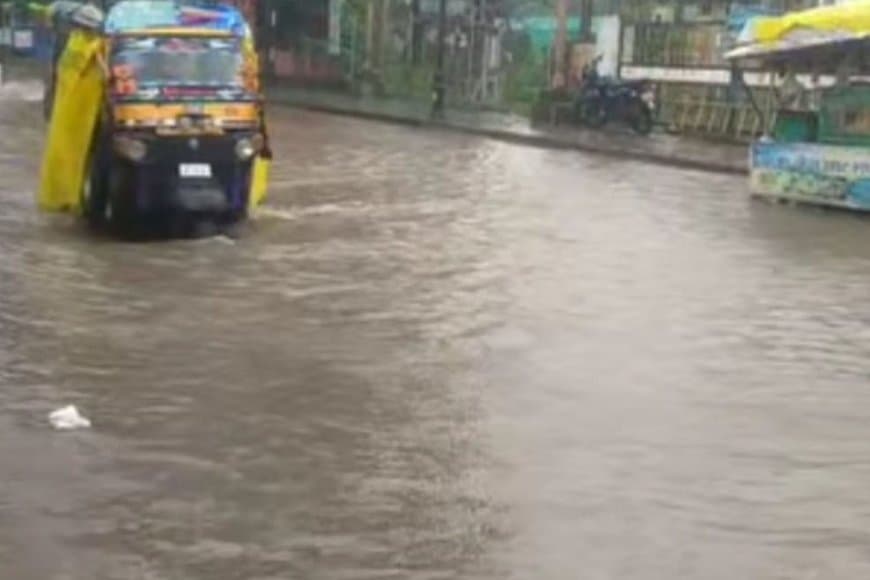 भारी बारिश से सड़को पर भरा पानी, किसानो के चेहरे पर आई मुस्कान