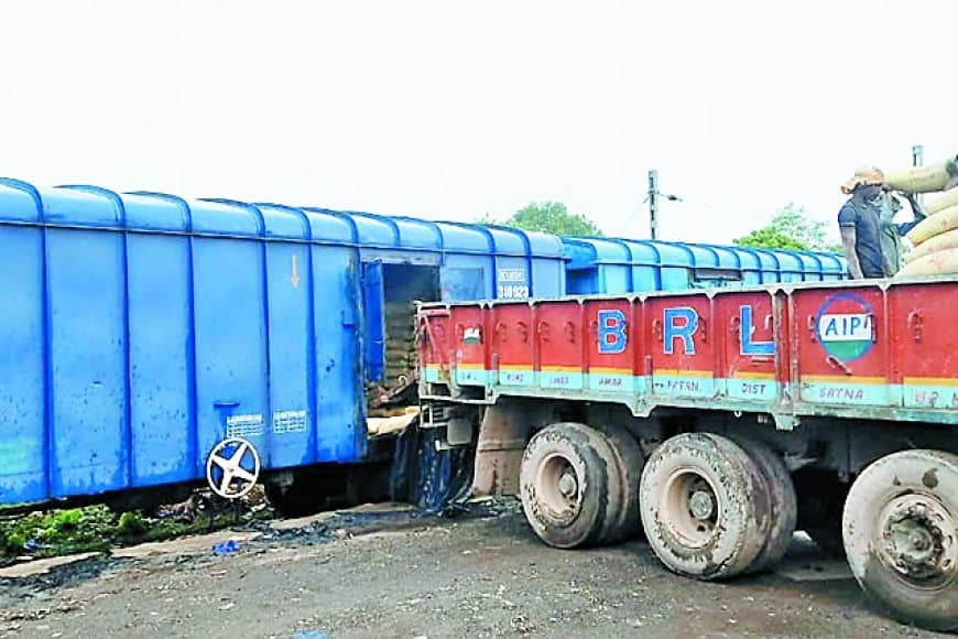 रेलवे की कमाई में सतना बना मजबूत स्तंभ, पमरे को मिली रिकॉर्ड वाणिज्यिक आय, सीमेंट हब ने निभाई बड़ी भूमिका