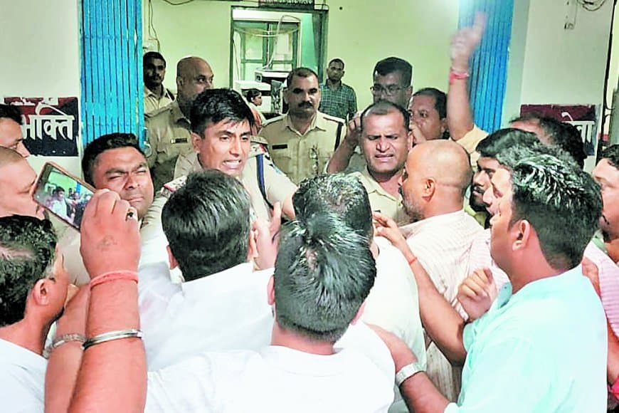 कांग्रेस विधायक के फार्महाउस में कर्मचारी से मारपीट का आरोप, एफआईआर को लेकर थाने में हंगामा