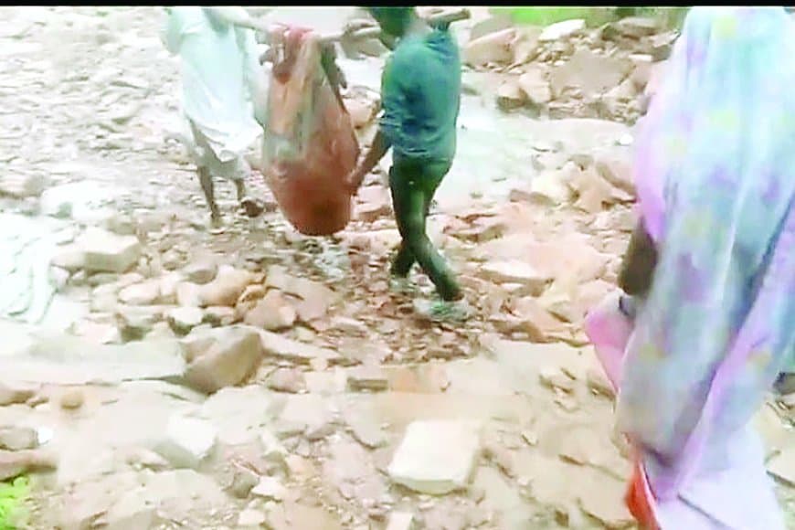 सड़क जैसी बुनियादी सुविधा को तरसते ग्रामीणों ने खोली ग्राम्य विकास की पोल