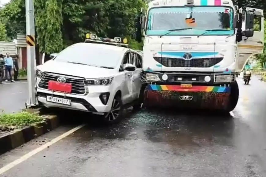 बाल-बाल बचीं झाबुआ कलेक्टर... गाड़ी को डंपर ने मारी टक्कर 