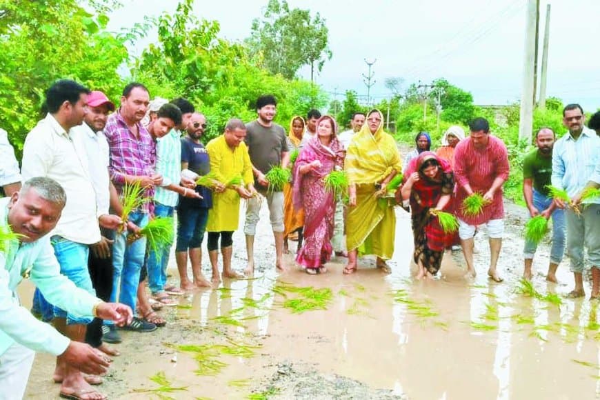 सड़क नहीं बनी, तो खेत बना दी! सतना के ग्रामीणों ने टूटी सड़क पर रोपी धान, राज्यमंत्री के क्षेत्र में अनोखा विरोध, कांग्रेस का साथ – उग्र आंदोलन की चेतावनी