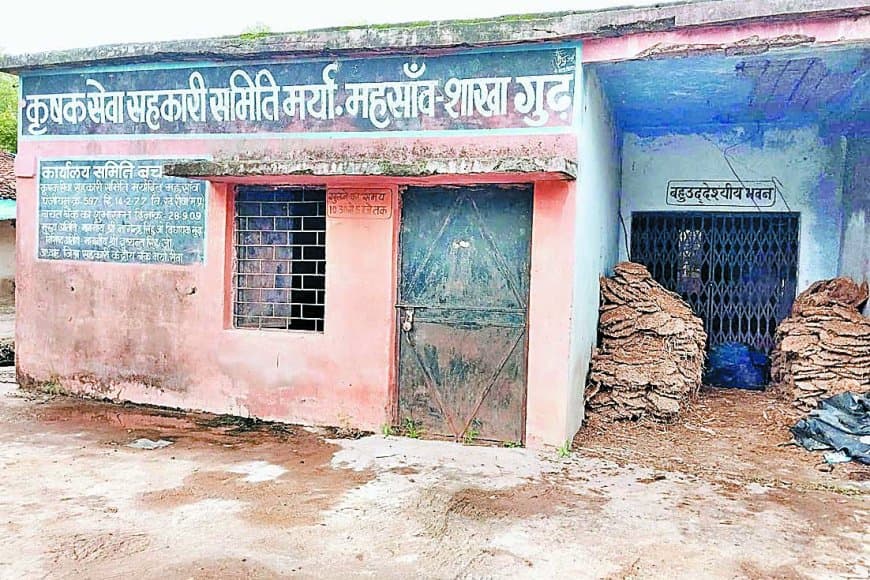 सरकारी भवन बना निजी गोदाम: गुढ़ तहसील के खजुहा कला में दबंगों का कब्जा, राशन और लकड़ी से भरा सरकारी परिसर