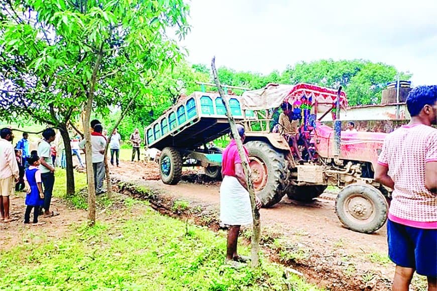 जल जीवन मिशन की लापरवाही से सीधी में ट्रैक्टर पलटा, ग्रामीणों ने 10 घंटे किया धरना, सड़क मरम्मत और दोषियों पर कार्रवाई की मांग