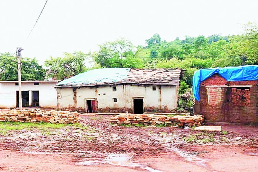 कांग्रेस नेता श्रीकांत दीक्षित और आदिवासी परिवारों को प्रशासन का नोटिस, पुश्तैनी घरों को अवैध बताकर मचा हड़कंप, राजनैतिक द्वेष के आरोप