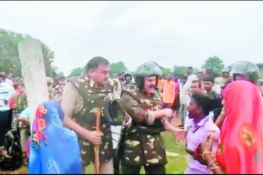 सिंगरौली के तेंदुआ गांव में कोयला कंपनी के लिए जमीन खाली कराने पहुंचे प्रशासन का ग्रामीणों ने किया जबरदस्त विरोध, मुआवजे की मांग पर अड़े