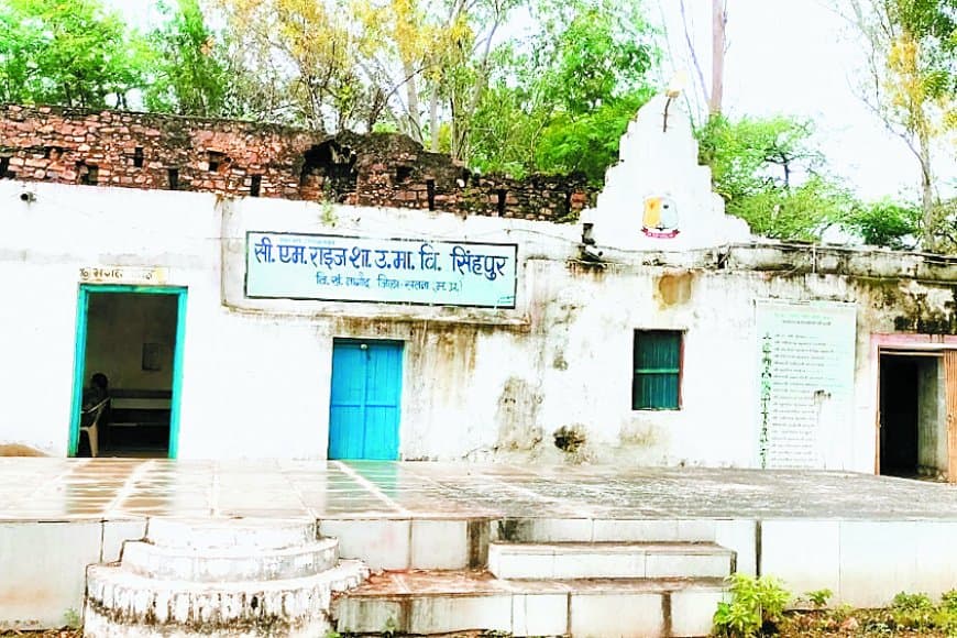 जर्जर भवन, गिरता प्लास्टर और शिक्षकों की कमी: हादसे के मुहाने पर सीएम राइज स्कूल, बच्चों की जान खतरे में