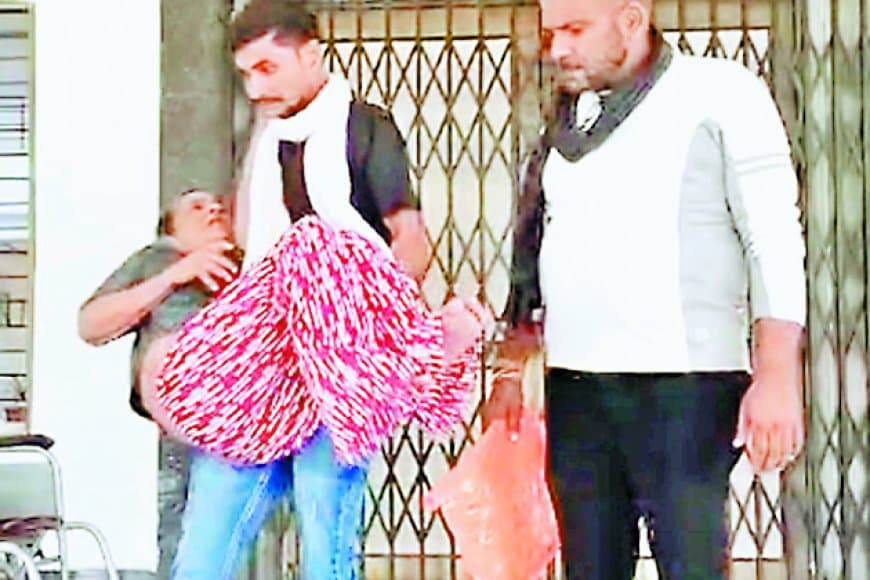 सरकारी कागज़ों में मां को मरा घोषित किया गया, बेटा गोद में उठाकर कलेक्ट्रेट पहुंचा – बोला 'साहब, मेरी मां को फिर से ज़िंदा कर दो'