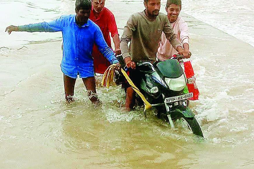 78 साल की आजादी के बाद भी सेमरा गांव में न सड़क बनी, न पुल - बीमारों को चारपाई पर ढोकर ले जा रहे ग्रामीण, हर बरसात में कट जाता है संपर्क