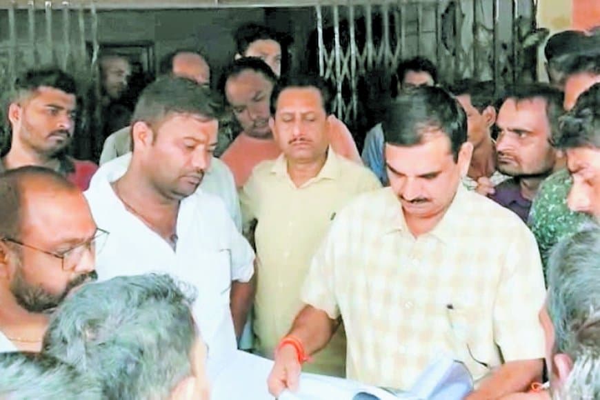 रीवा में विद्युत विभाग के आउटसोर्स कर्मचारियों का फूटा गुस्सा: एसई और सीई कार्यालय का घेराव, नौकरी से निकाले गए साथियों की बहाली की मांग