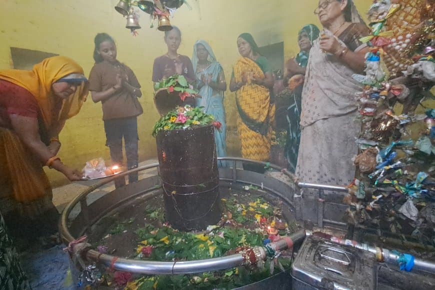 इस प्राचीन शिव मंदिर में नहीं रुकता कोई रात, टस से मस नहीं कर पाए थे शिवलिंग 